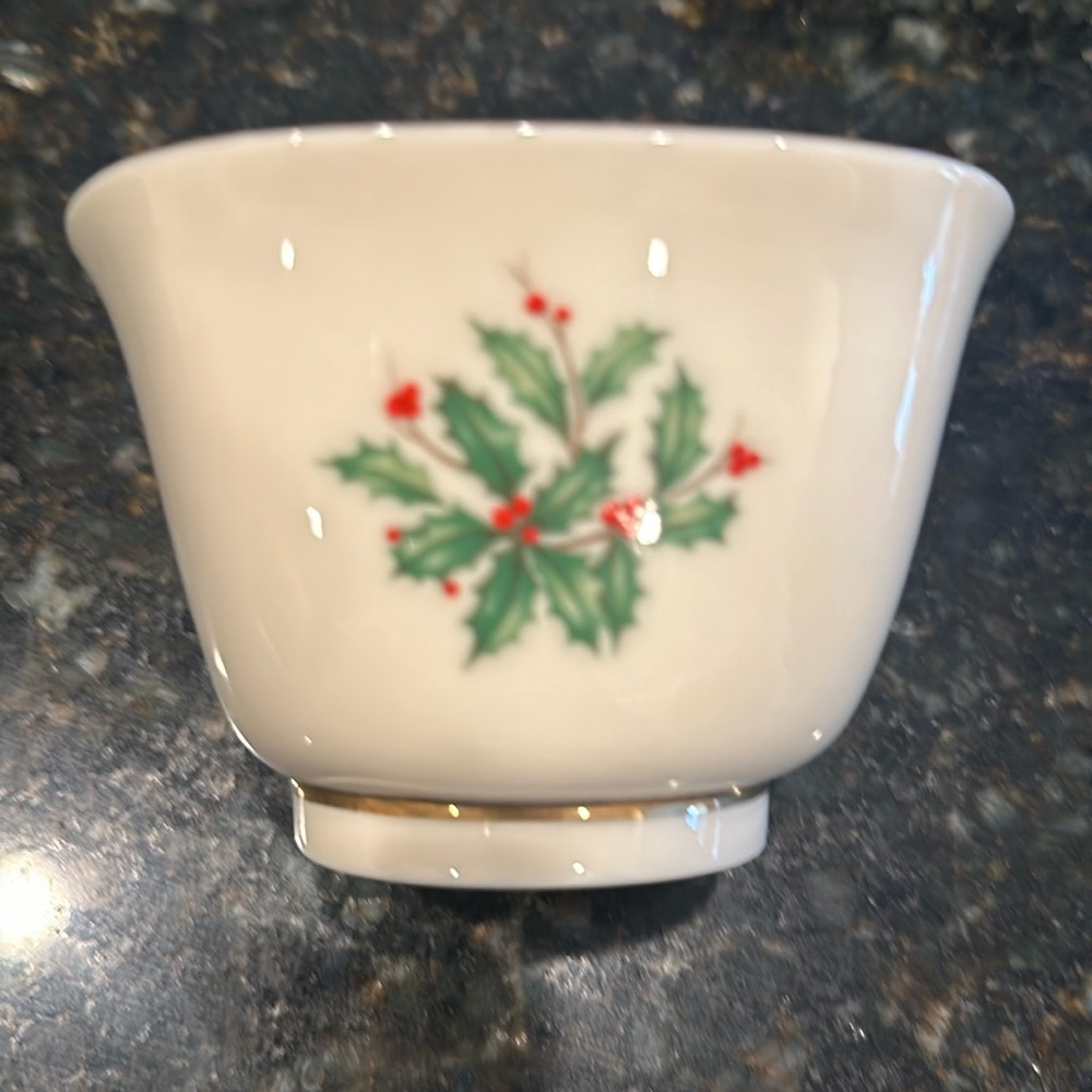 Lenox holiday treat bowl W4 1/4 in by Ht 3in, gold trim